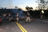 SÃO GONÇALO DO RIO ABAIXO: Manifestantes interditam rodovia e tropa de choque é acionada