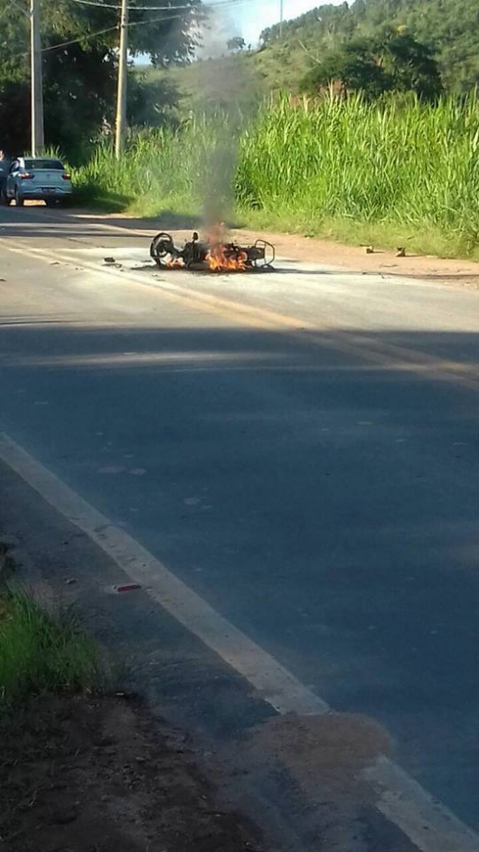 Moto pega fogo durante acidente com carro na MGC 120, em São João Evangelista