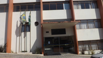 Cerca de 450 prefeituras fecham as portas nesta segunda-feira em protesto contra os governos