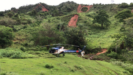 Moradores ilhados são resgatados de helicóptero em Dores de Guanhães