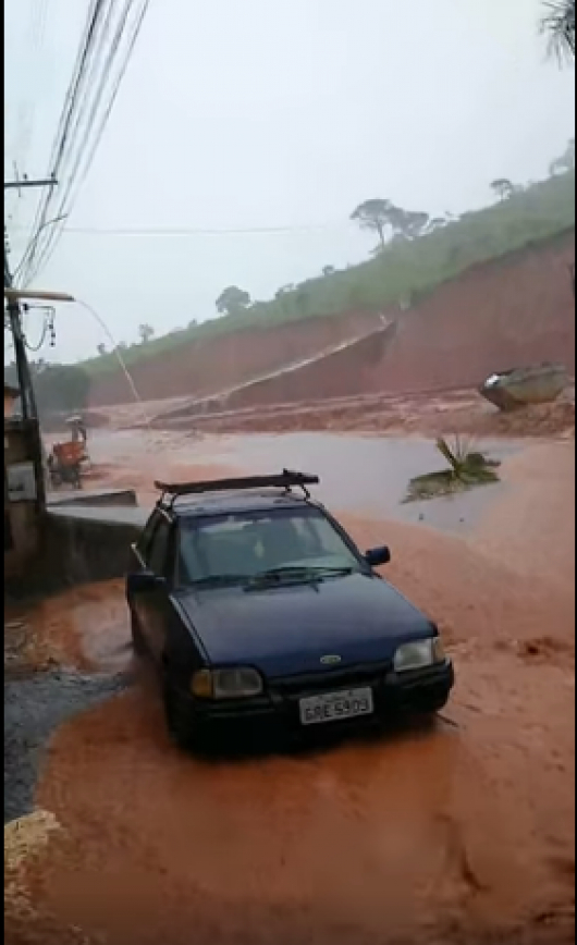 Temporal deixa pontos alagados em Guanhães