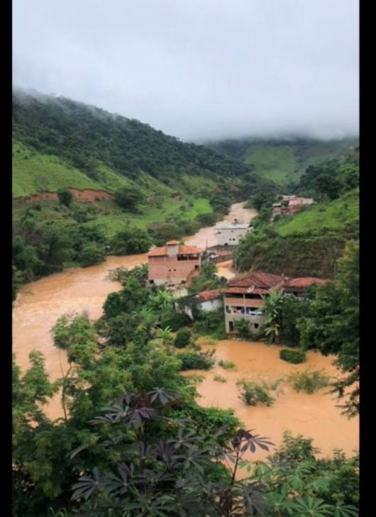 CHUVAS: Nível do Rio Guanhães preocupa moradores de Dores de Guanhães