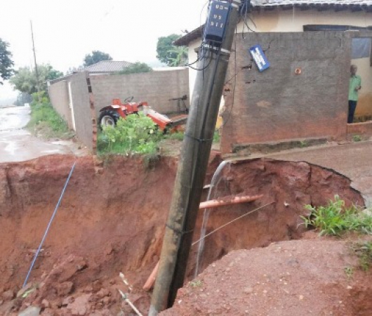 Chuvas provocam queda de casa e outras destruições em Capelinha