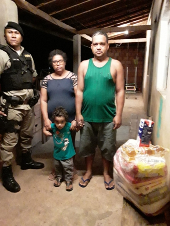 AÇÃO SOCIAL: Polícia Militar faz entrega de cestas básicas a famílias vulnerabilidade social em Virginópolis