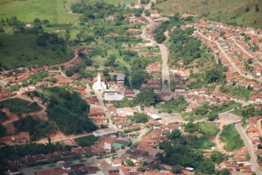 Filhos de candidato a vereador são baleados durante comício em Água Boa