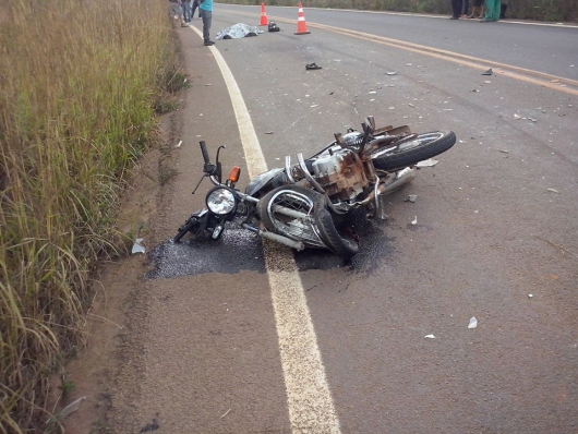 Acidente entre carro e moto deixa um morto e três feridos na MG 259