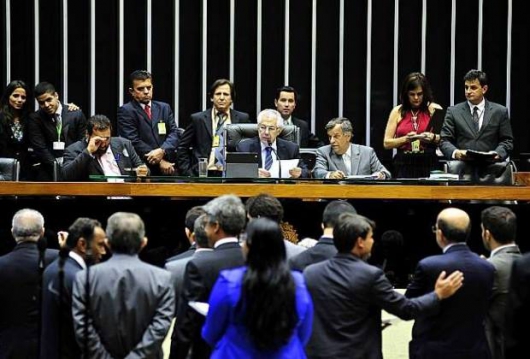 PEC: Deputados entram com ação no STF contra redução da maioridade penal