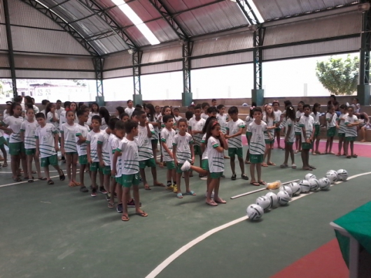 Alunos de projeto social apoiado pela Cenibra recebem uniformes e materiais para prática esportiva