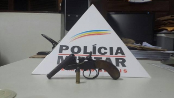PM de Ferros apreende adolescente e garrucha na zona rural