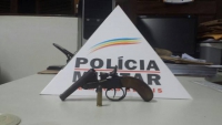 PM de Ferros apreende adolescente e garrucha na zona rural