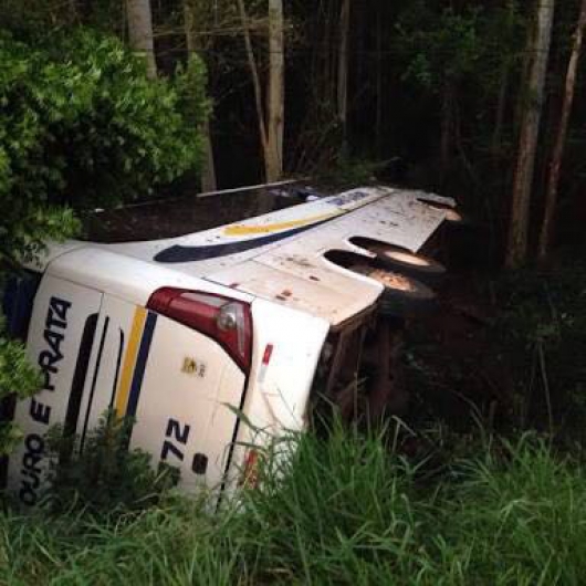 Uma pessoa morre e mais de 40 ficam feridas em acidente com ônibus na MGC-120, entre Água Boa e Capelinha