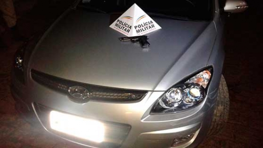 Homem é preso após abastecer carro roubado e sair sem pagar em Belo Oriente