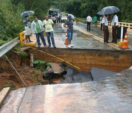 Cratera na MGC 120 interdita ponte próximo a entrada de São Pedro do Suaçuí   