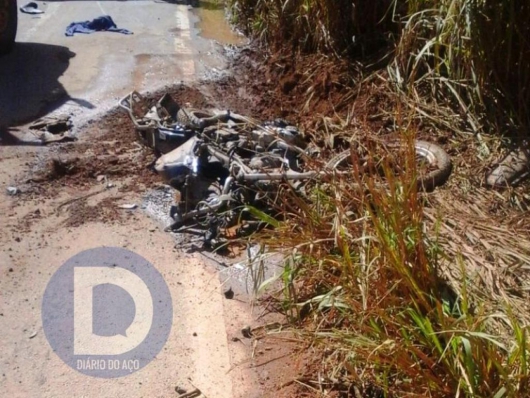 Motociclista morre ao bater contra caminhão entre Açucena e Guanhães