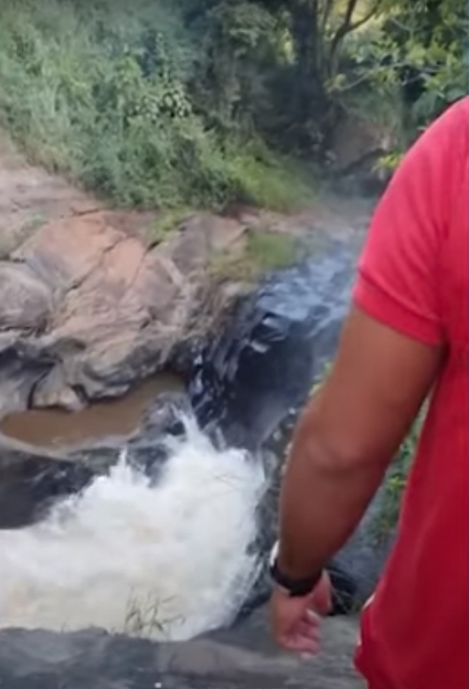 Mulher desaparece após cair em Cachoeira de Coroaci