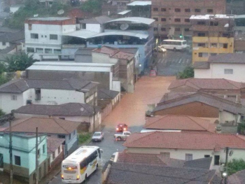 Madrugada chuvosa deixa ruas alagadas em Guanhães