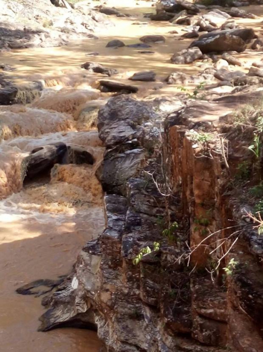 Impacto Ambiental: Rompimento de barragem leva lama para cachoeira em Morro do Pilar