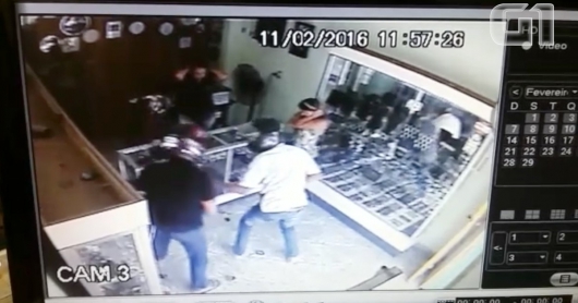 Homens armados assaltam relojoaria no Centro de Belo Oriente