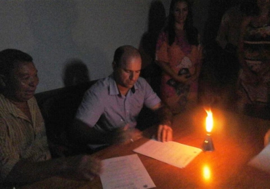 Prefeito assina documentos à luz de velas, em Belo Oriente