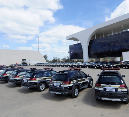 Delegacia Regional recebe do governo quatro veículos e um rabecão