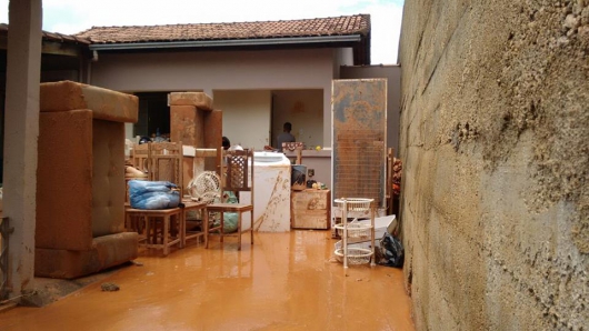 “Mar de lama” inunda casas no Pito após fortes chuvas