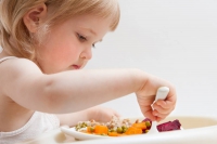 Saiba como prevenir crianças de infecções alimentares que podem ocorrer no período das férias