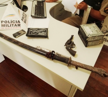 PM apreende revólver, punhal e até espada samurai em Itabira