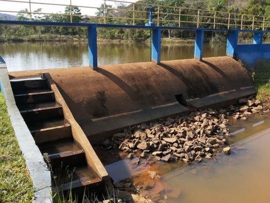 Guanhães em estado de alerta: estiagem longa seca vertedouro na captação de água do SAAE