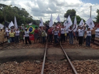 Linha de trem da Vale é fechada por moradores de Belo Oriente