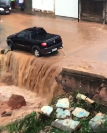 QUARTA CHUVOSA: Moradores registram estragos causados pelas chuvas em São João Evangelista