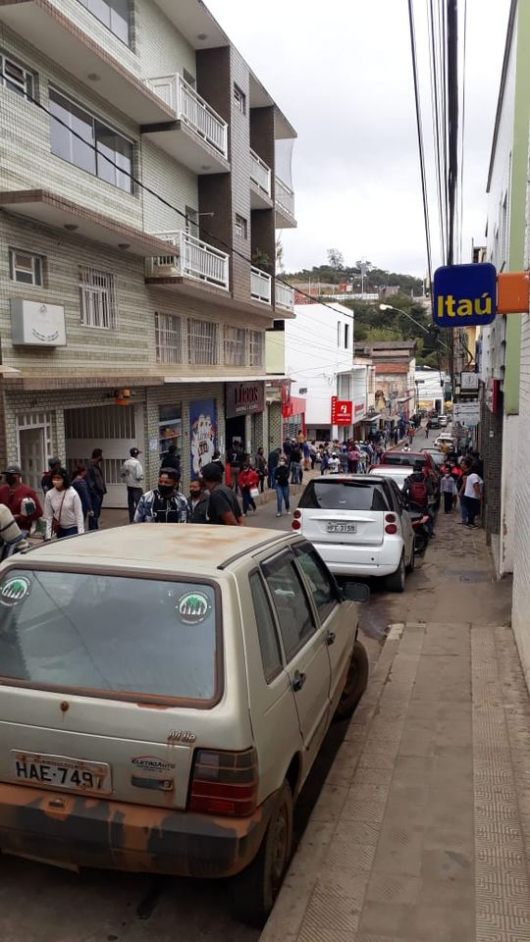 MANHÃ PÓS-FERIADO: Filas bancárias movimentam ruas centrais de Guanhães
