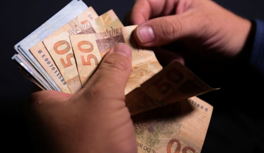 Relator do Orçamento propõe salário mínimo de R$ 1.210 em 2022