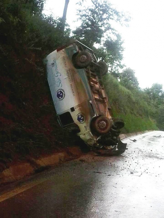 Carro de funerária de Capelinha capota na estrada que liga Santa Maria do Suaçuí a Água Boa