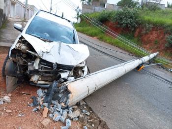 Motorista bate carro em poste e deixa parte da cidade e da região sem Internet e sinal da Vivo no primeiro dia do ano em Guanhães